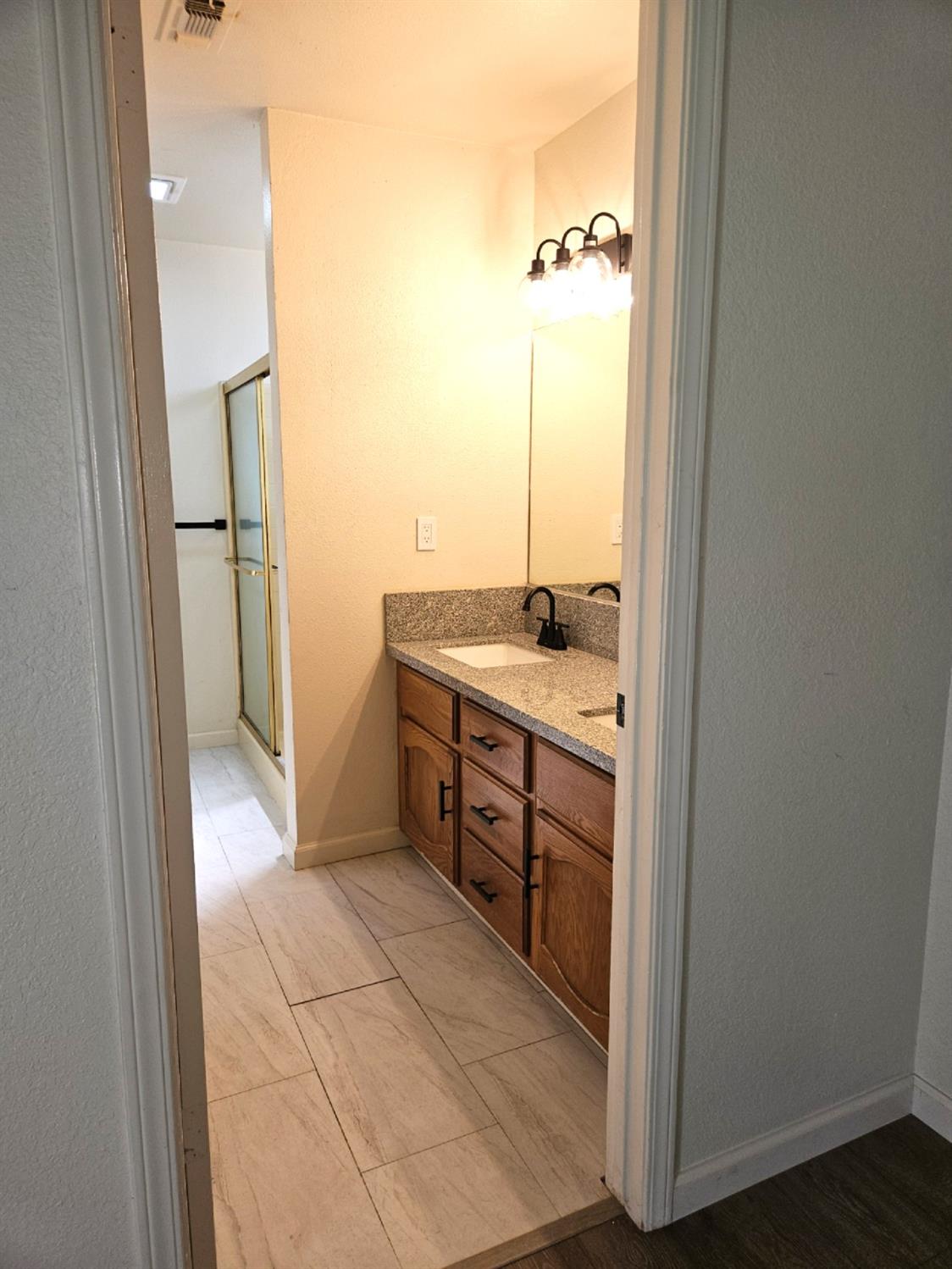 860 Mcarthur Ave, Clovis, CA 93611