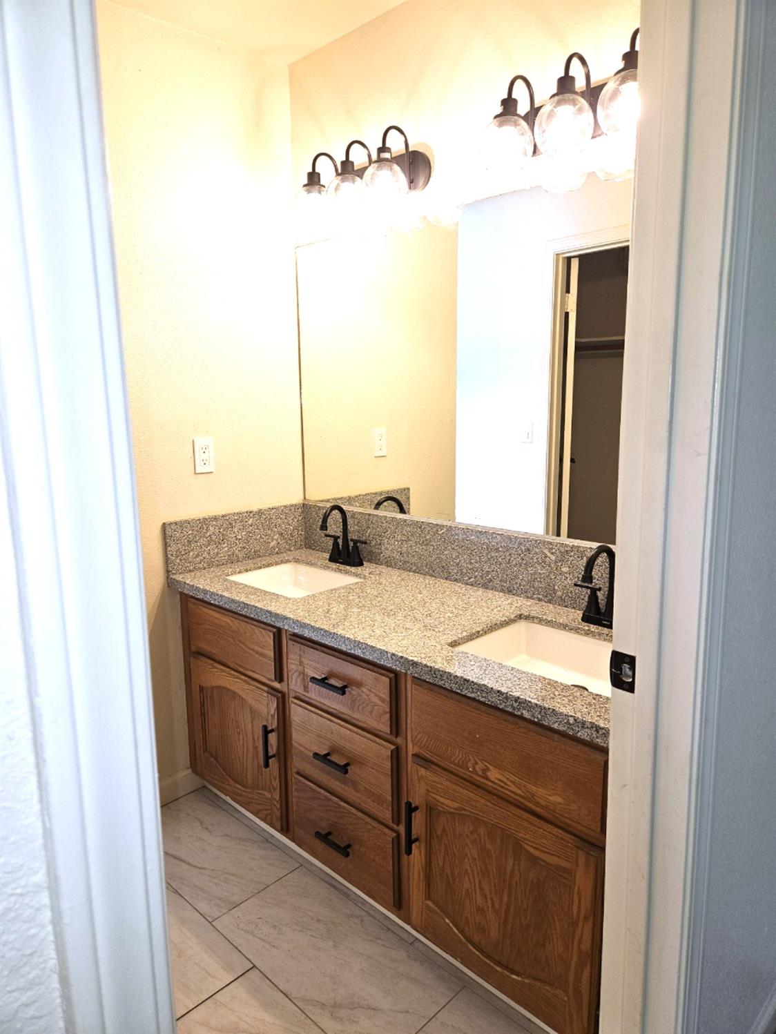 860 Mcarthur Ave, Clovis, CA 93611