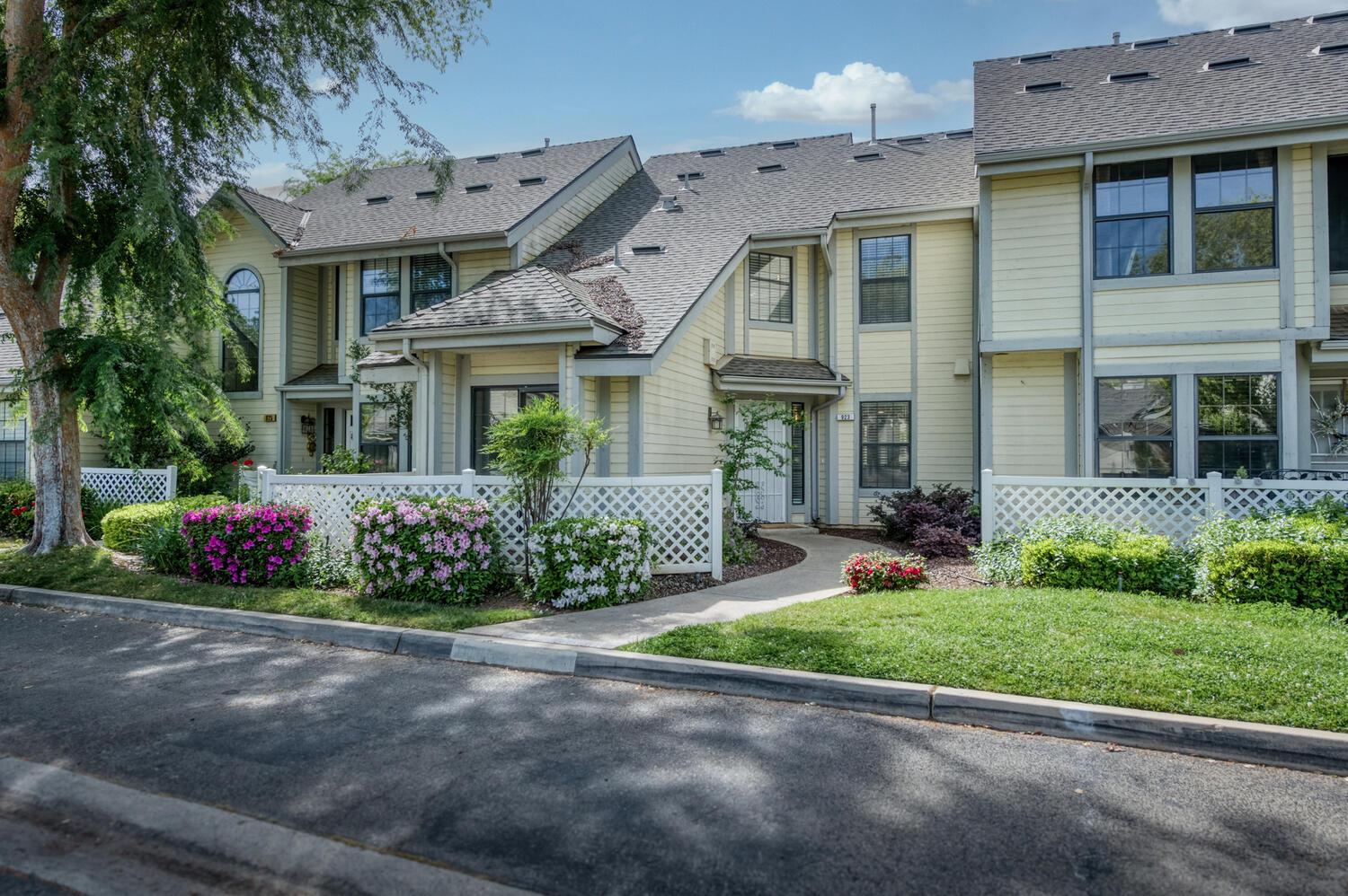 923 E Foxhill Dr, Fresno, CA 93720