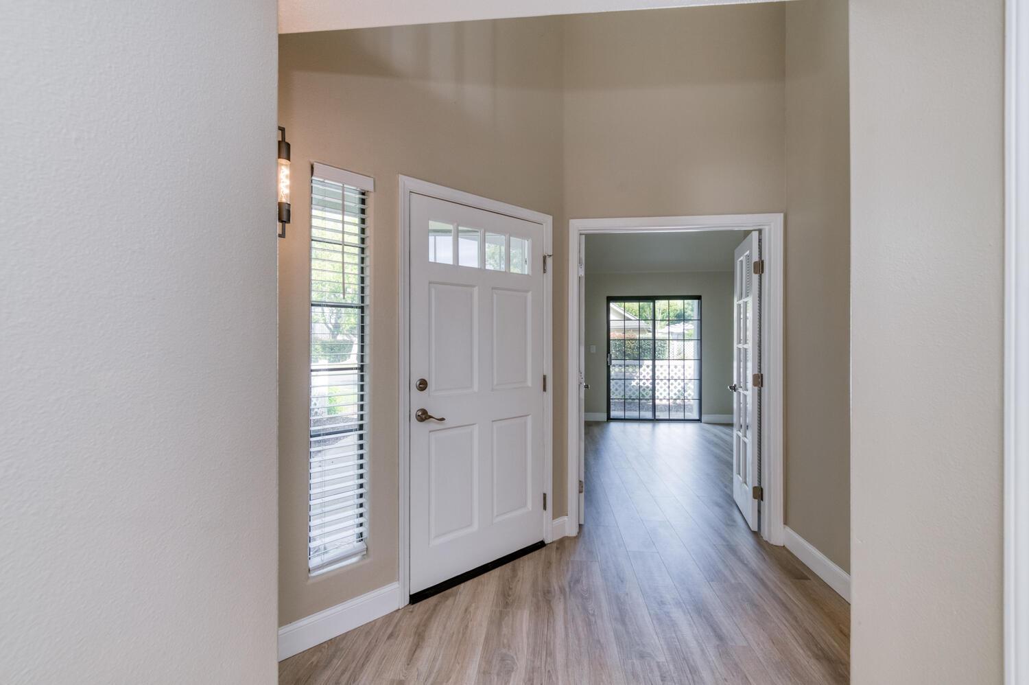 923 E Foxhill Dr, Fresno, CA 93720