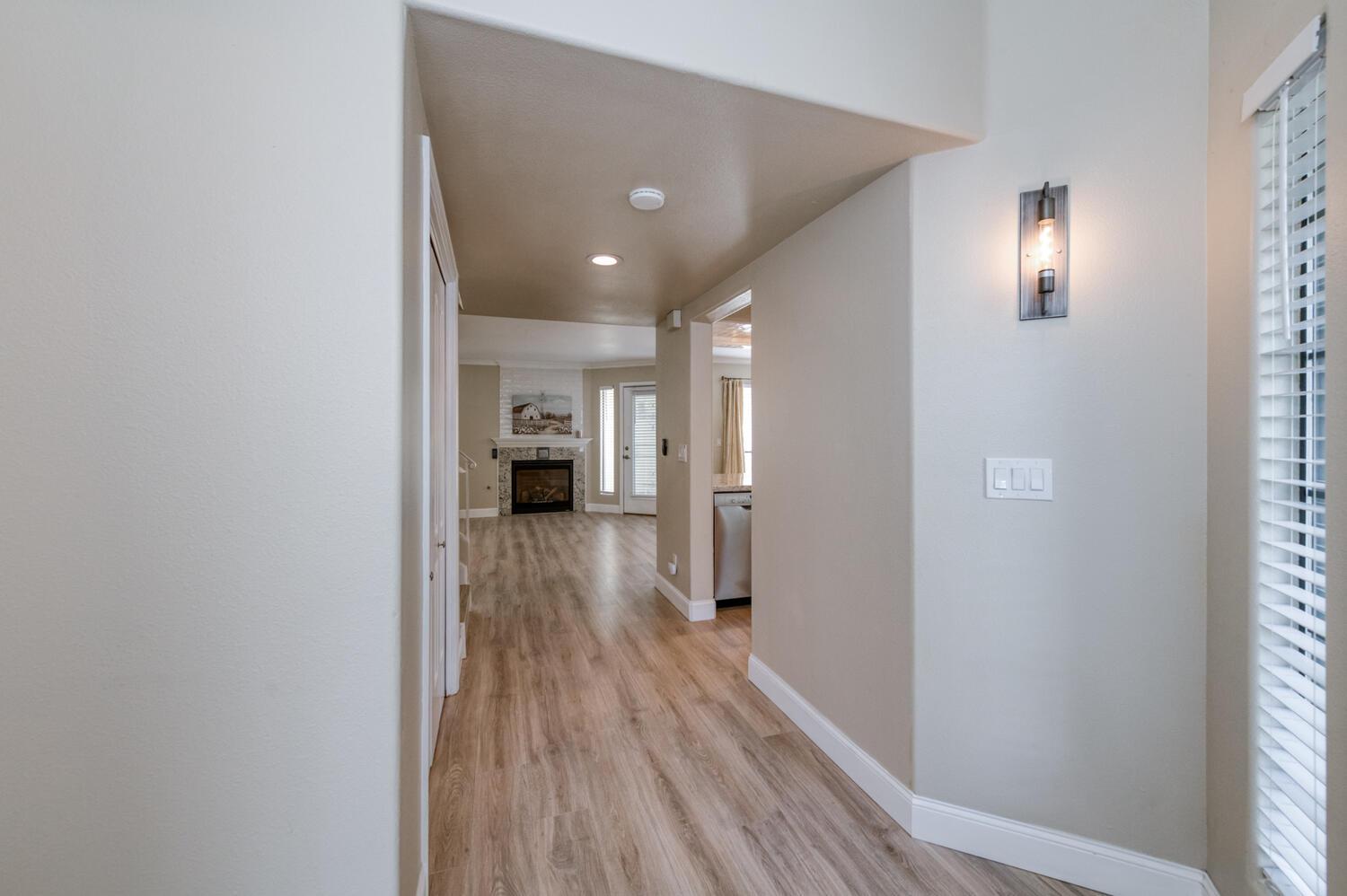 923 E Foxhill Dr, Fresno, CA 93720