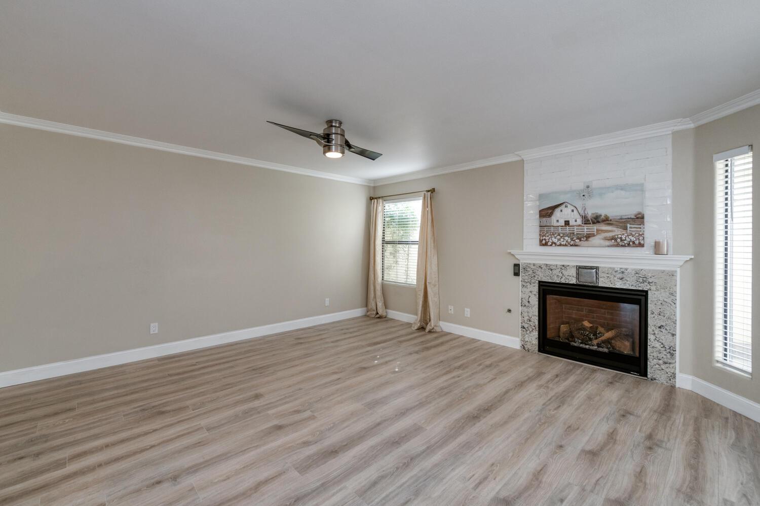 923 E Foxhill Dr, Fresno, CA 93720