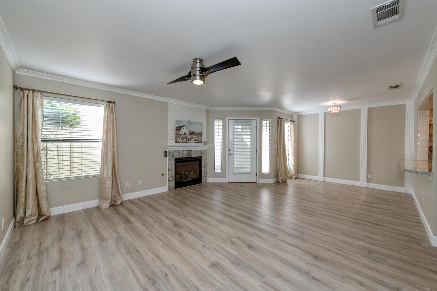 923 E Foxhill Dr, Fresno, CA 93720