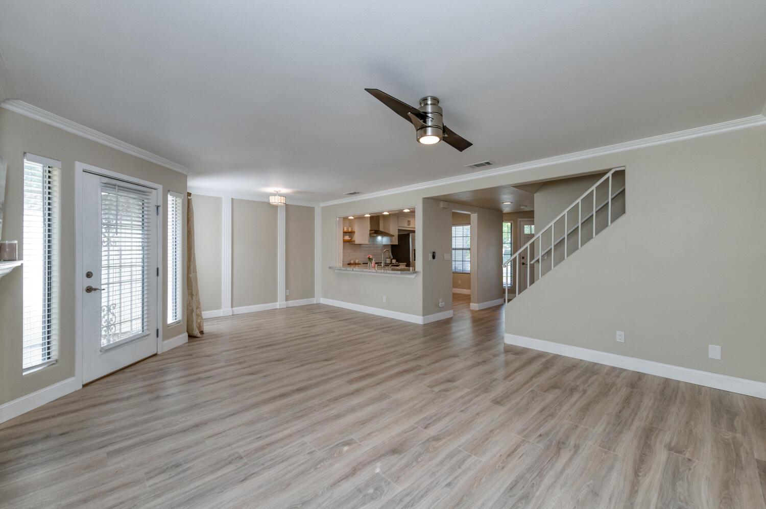 923 E Foxhill Dr, Fresno, CA 93720