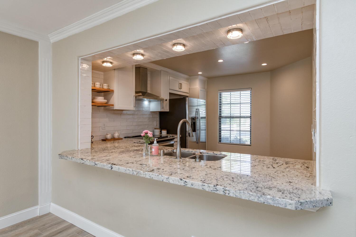 923 E Foxhill Dr, Fresno, CA 93720