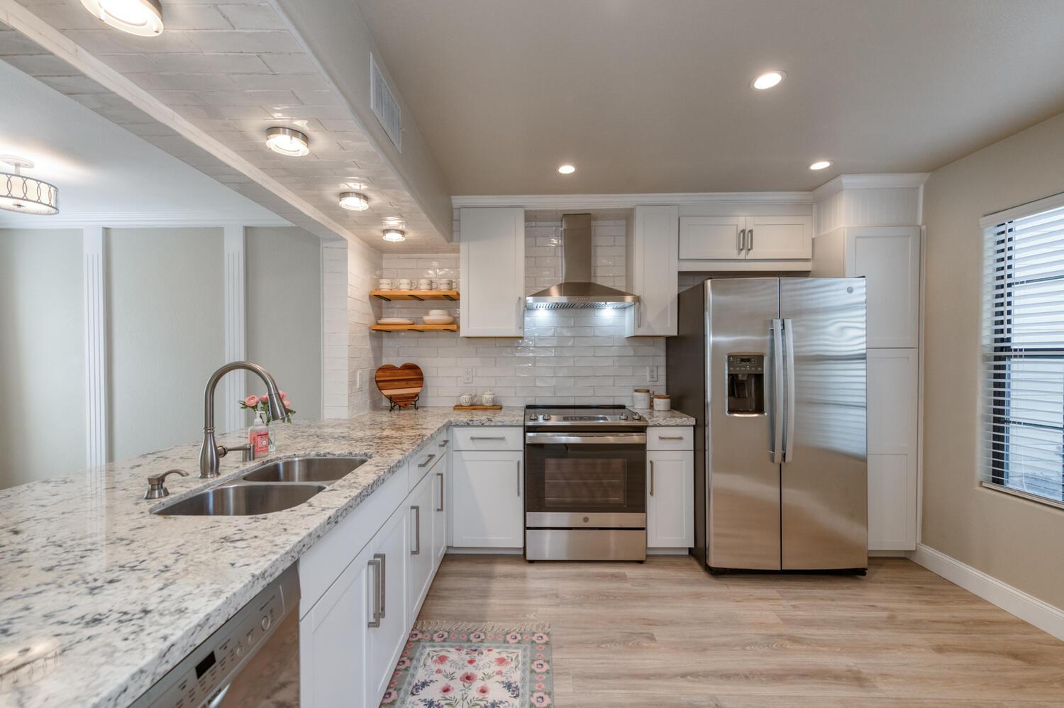 923 E Foxhill Dr, Fresno, CA 93720