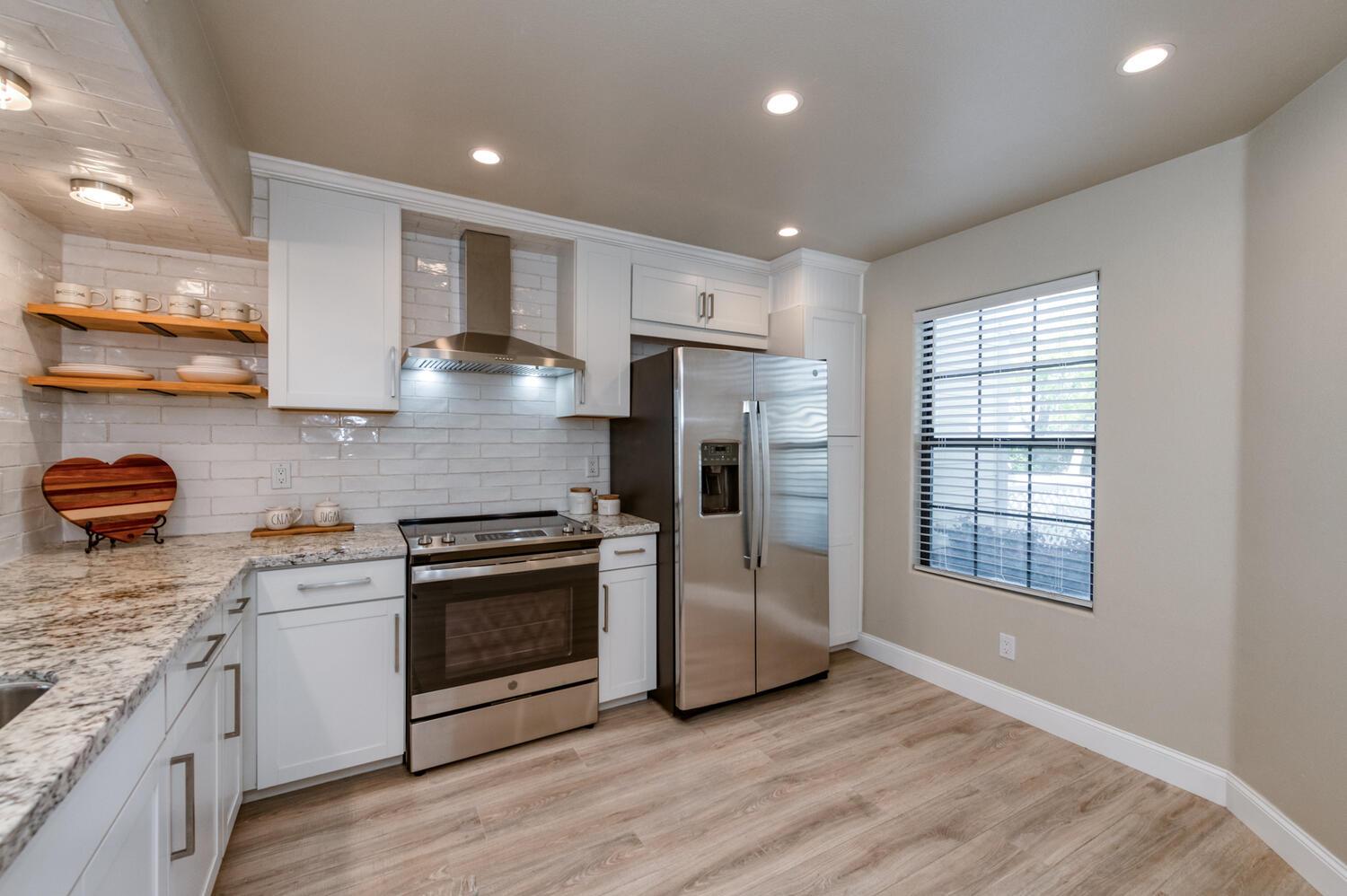 923 E Foxhill Dr, Fresno, CA 93720