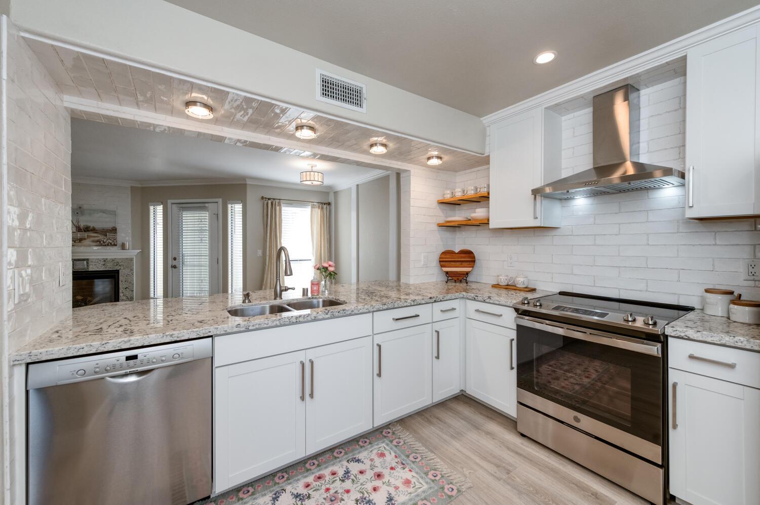 923 E Foxhill Dr, Fresno, CA 93720