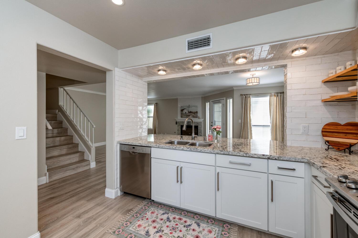 923 E Foxhill Dr, Fresno, CA 93720