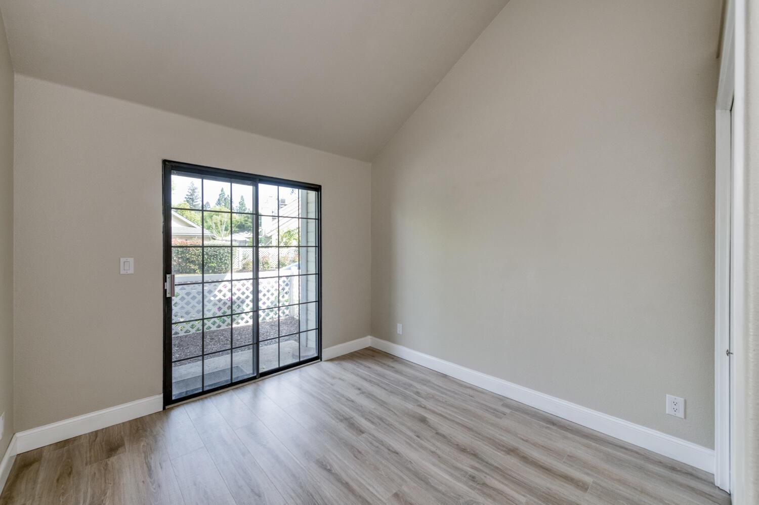 923 E Foxhill Dr, Fresno, CA 93720