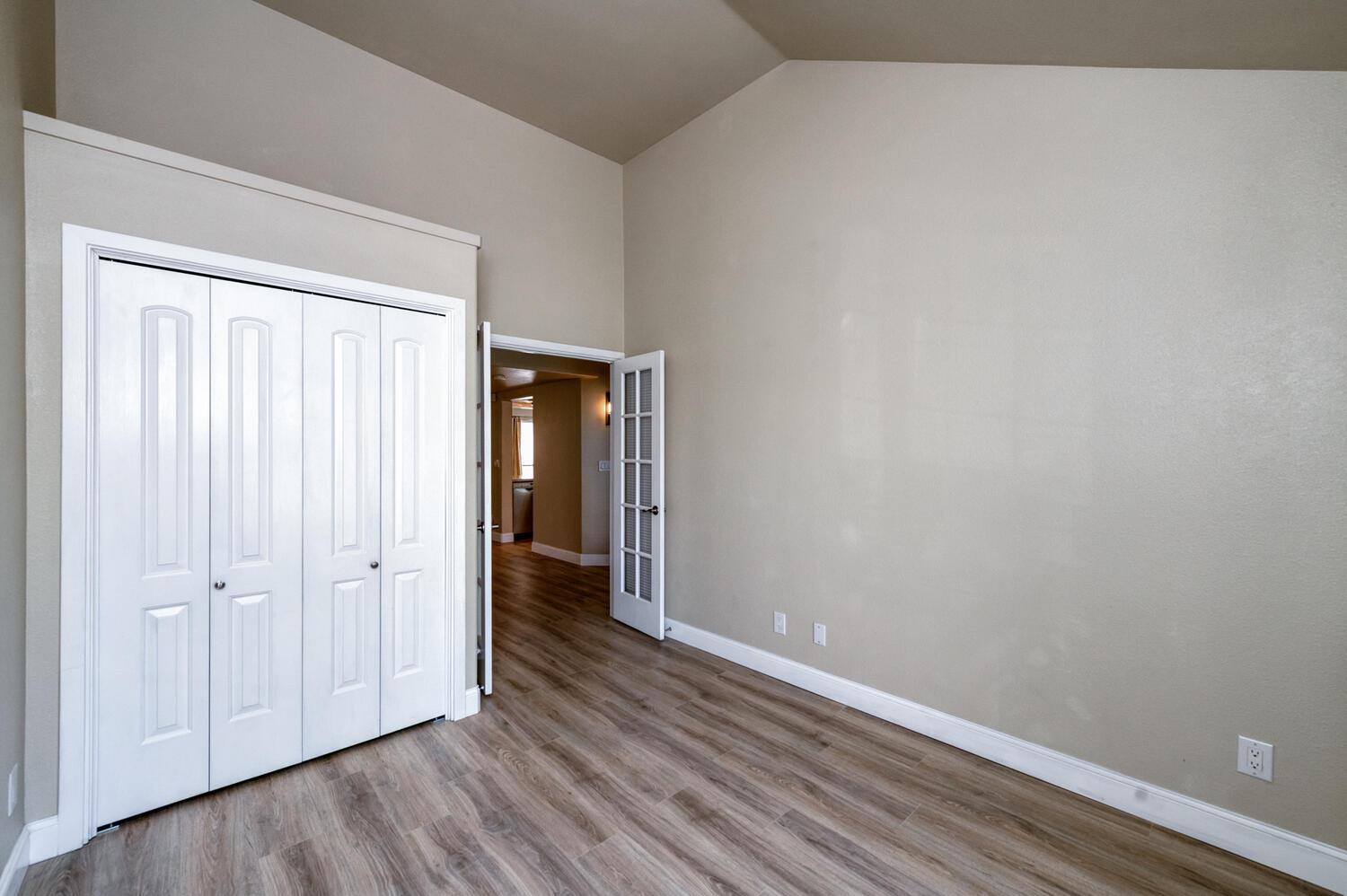 923 E Foxhill Dr, Fresno, CA 93720