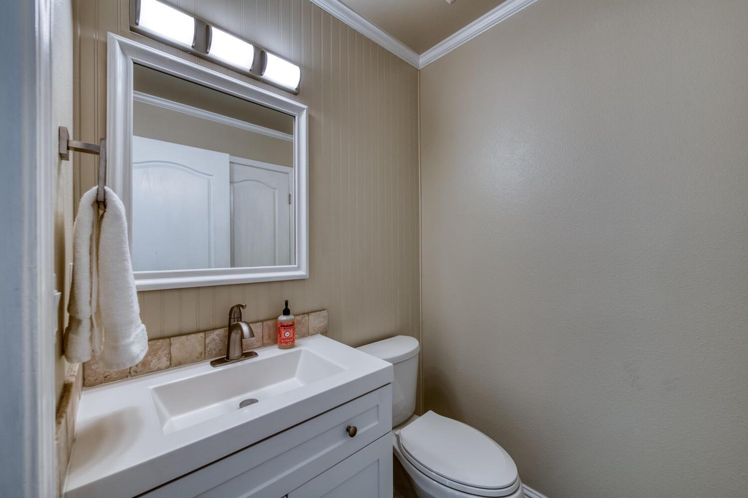 923 E Foxhill Dr, Fresno, CA 93720