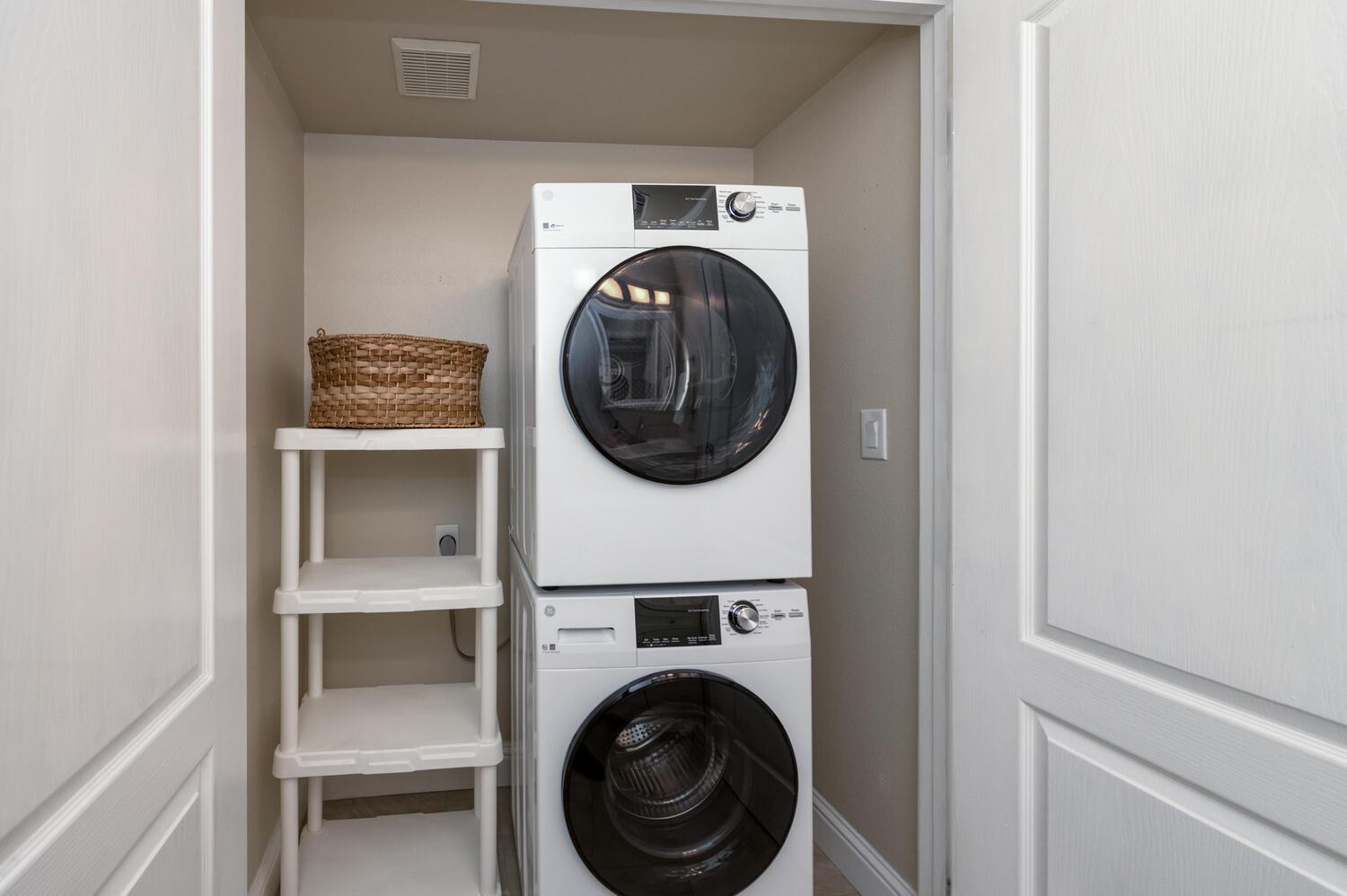 923 E Foxhill Dr, Fresno, CA 93720