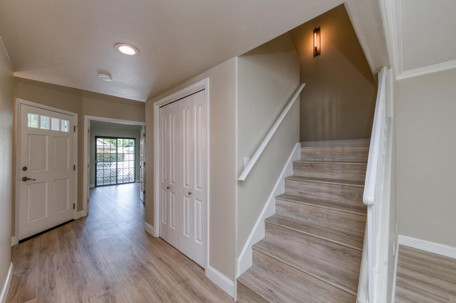 923 E Foxhill Dr, Fresno, CA 93720