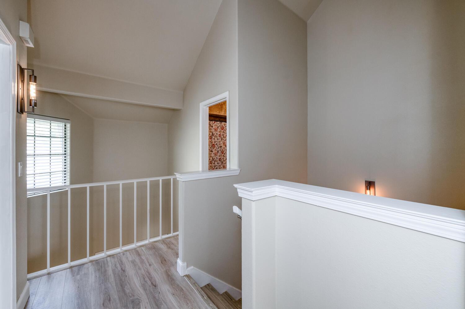 923 E Foxhill Dr, Fresno, CA 93720