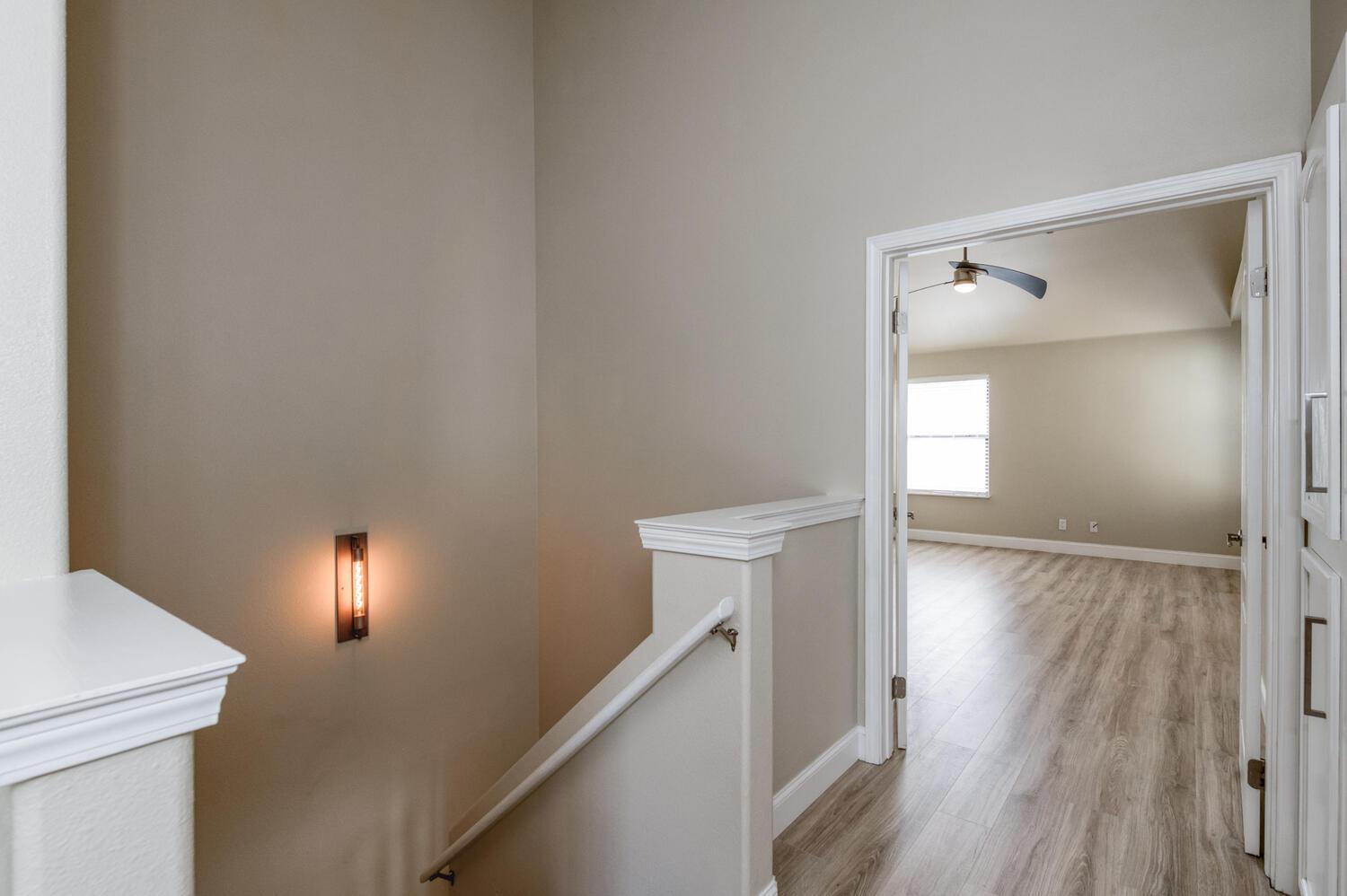 923 E Foxhill Dr, Fresno, CA 93720