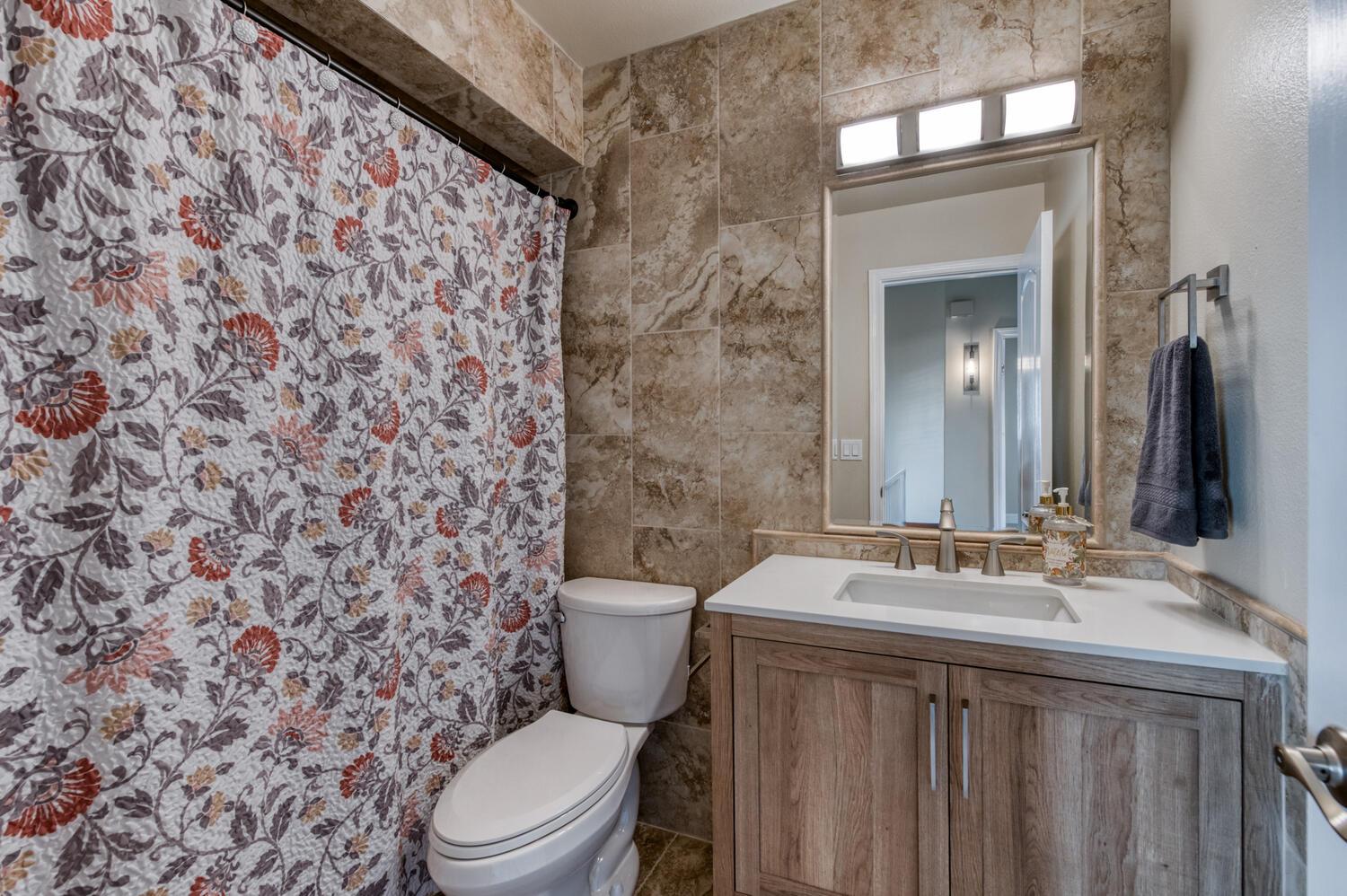 923 E Foxhill Dr, Fresno, CA 93720