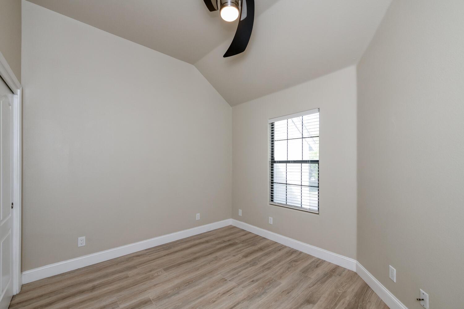 923 E Foxhill Dr, Fresno, CA 93720