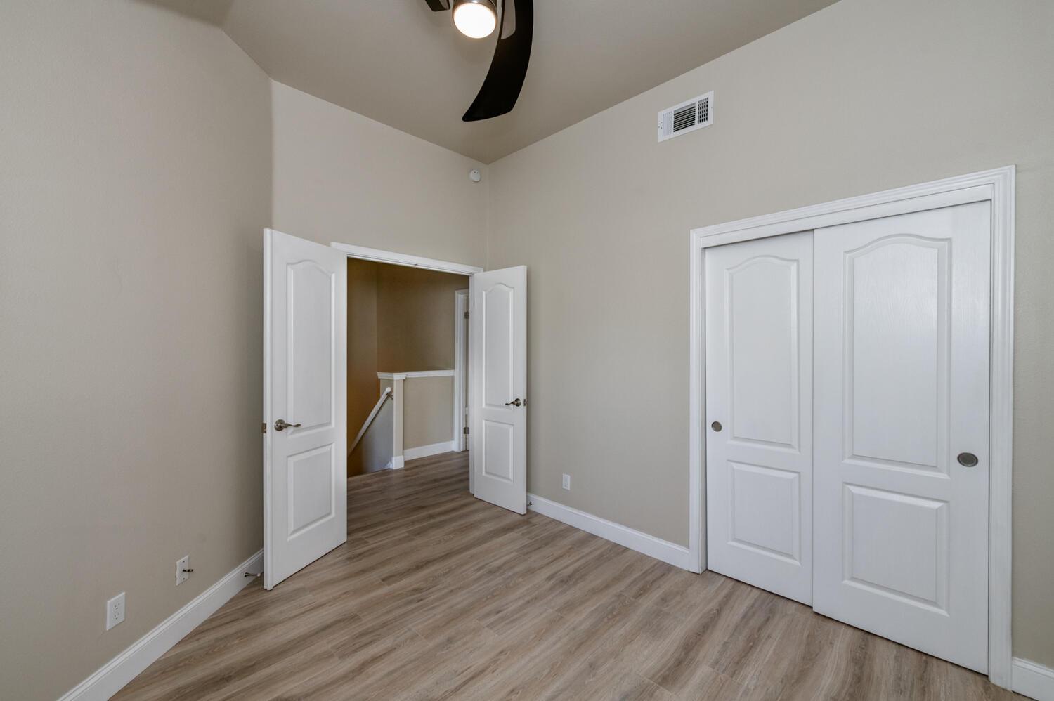 923 E Foxhill Dr, Fresno, CA 93720