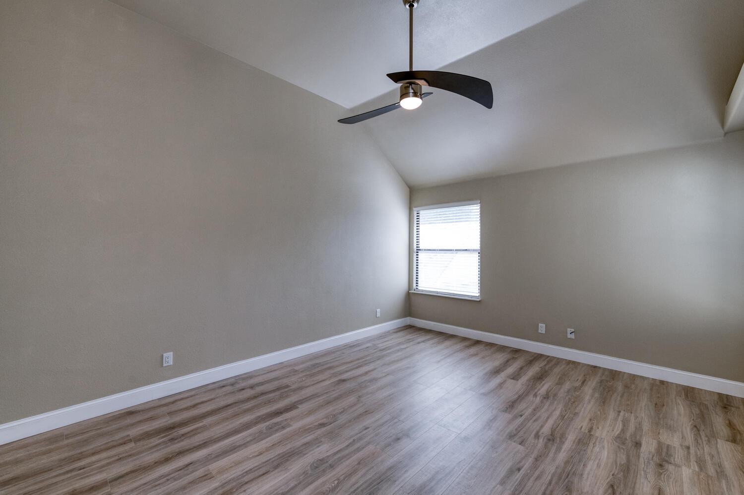 923 E Foxhill Dr, Fresno, CA 93720