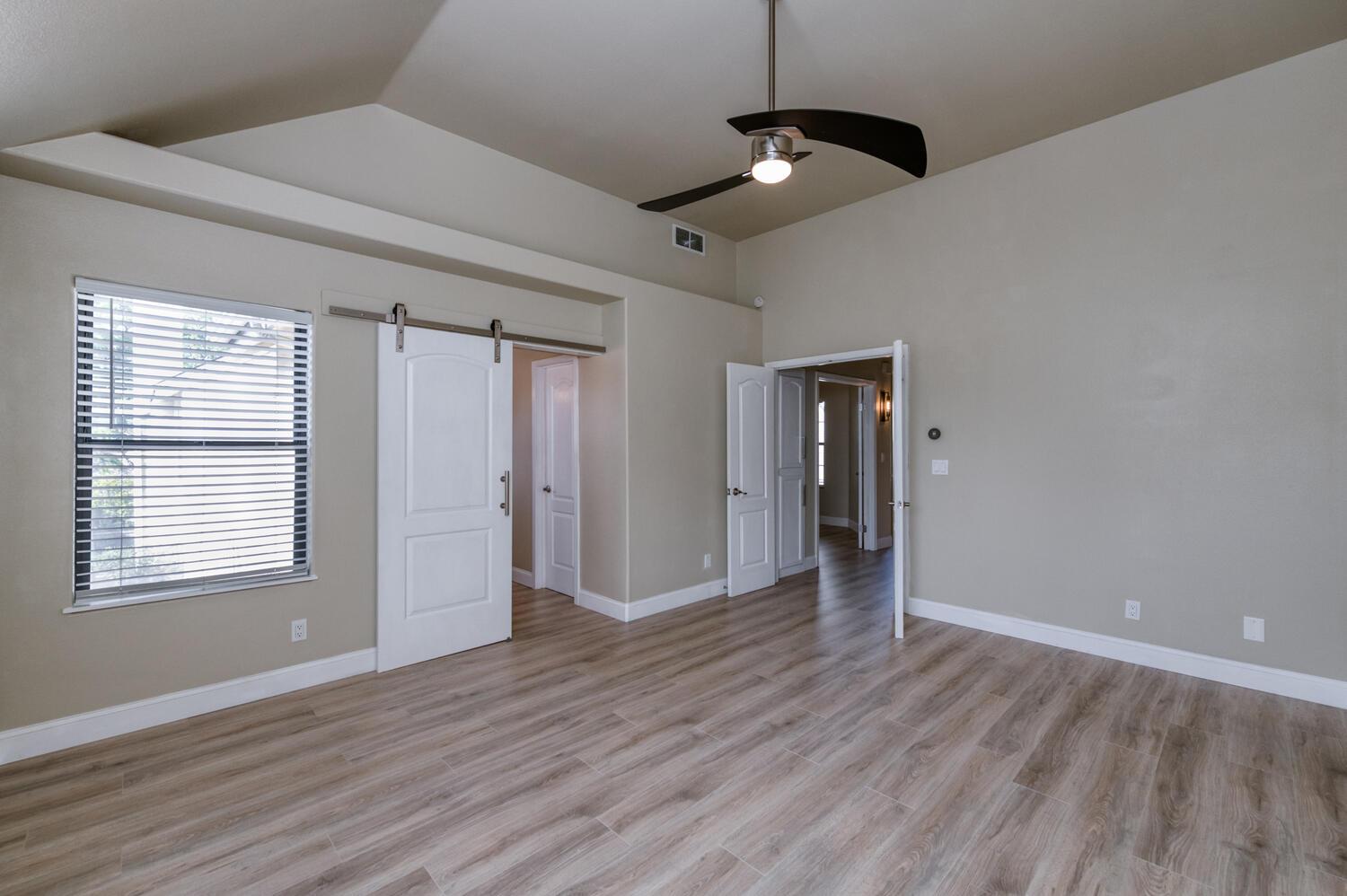 923 E Foxhill Dr, Fresno, CA 93720