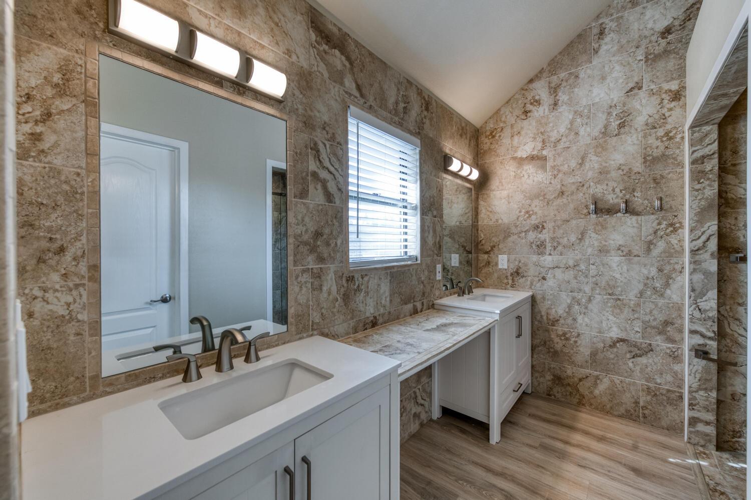 923 E Foxhill Dr, Fresno, CA 93720