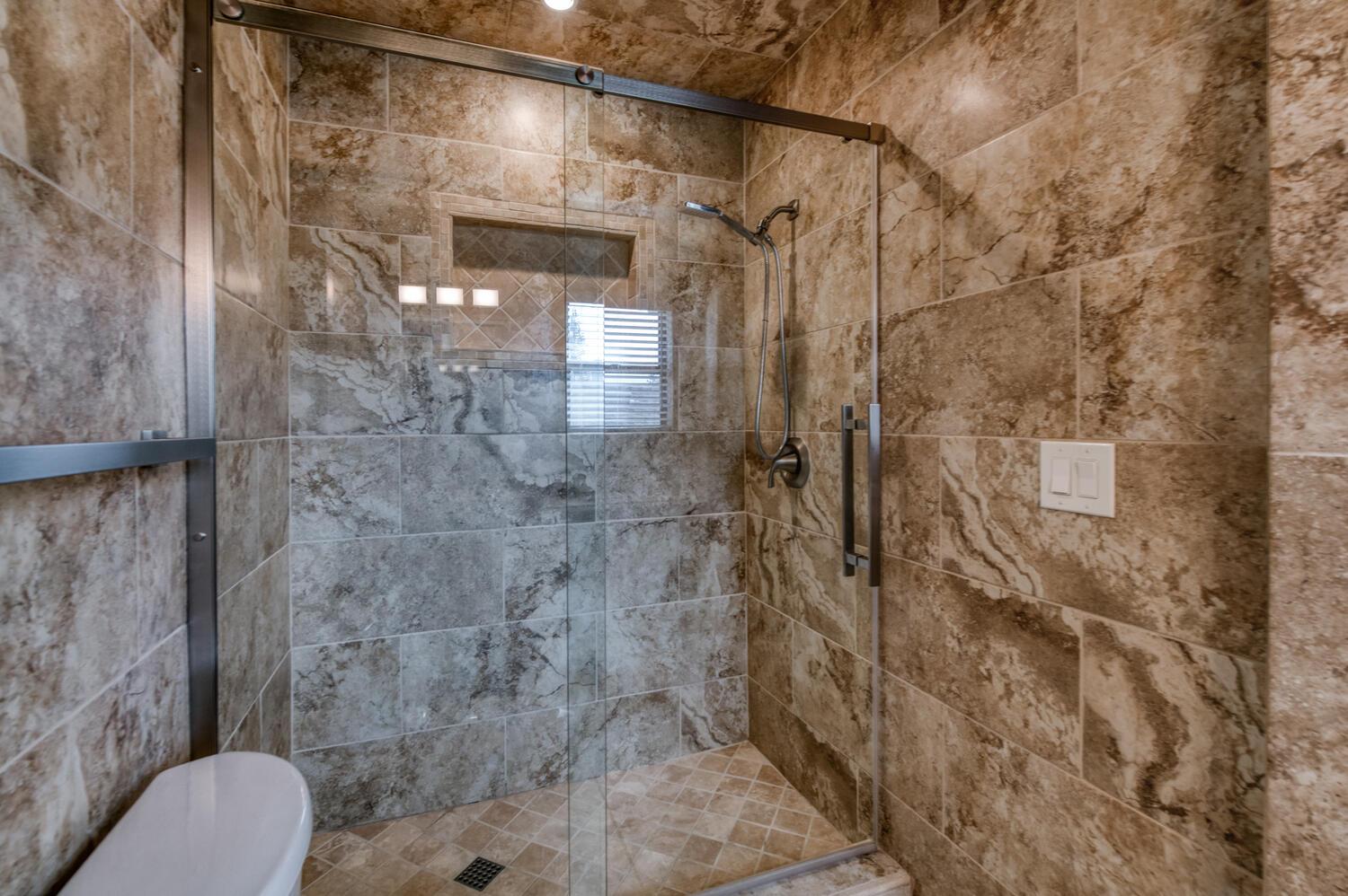 923 E Foxhill Dr, Fresno, CA 93720