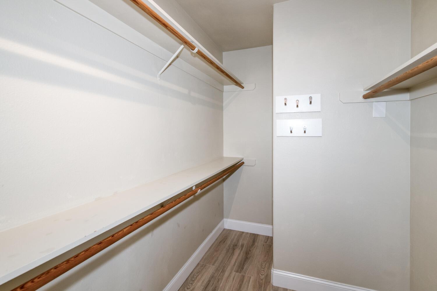 923 E Foxhill Dr, Fresno, CA 93720