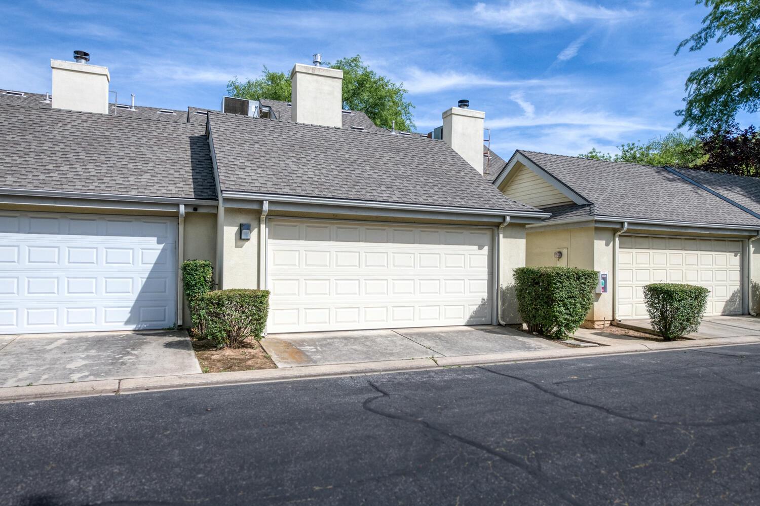 923 E Foxhill Dr, Fresno, CA 93720