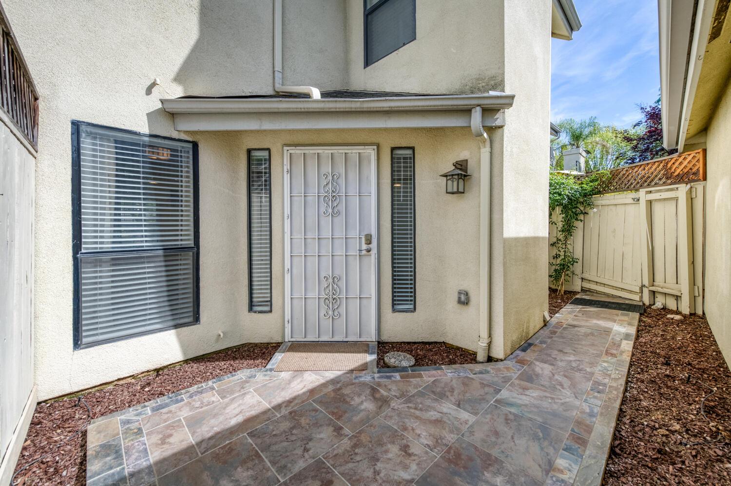 923 E Foxhill Dr, Fresno, CA 93720