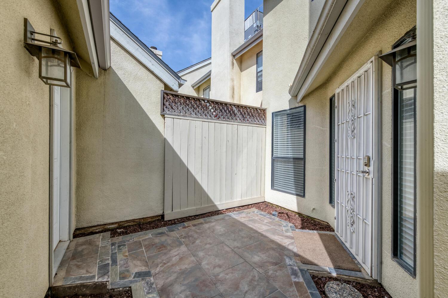 923 E Foxhill Dr, Fresno, CA 93720