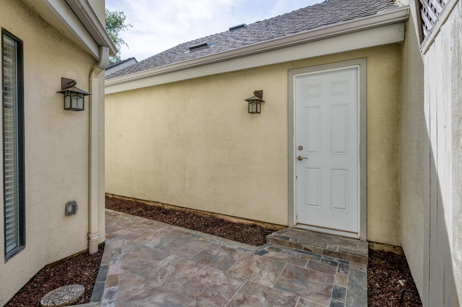 923 E Foxhill Dr, Fresno, CA 93720