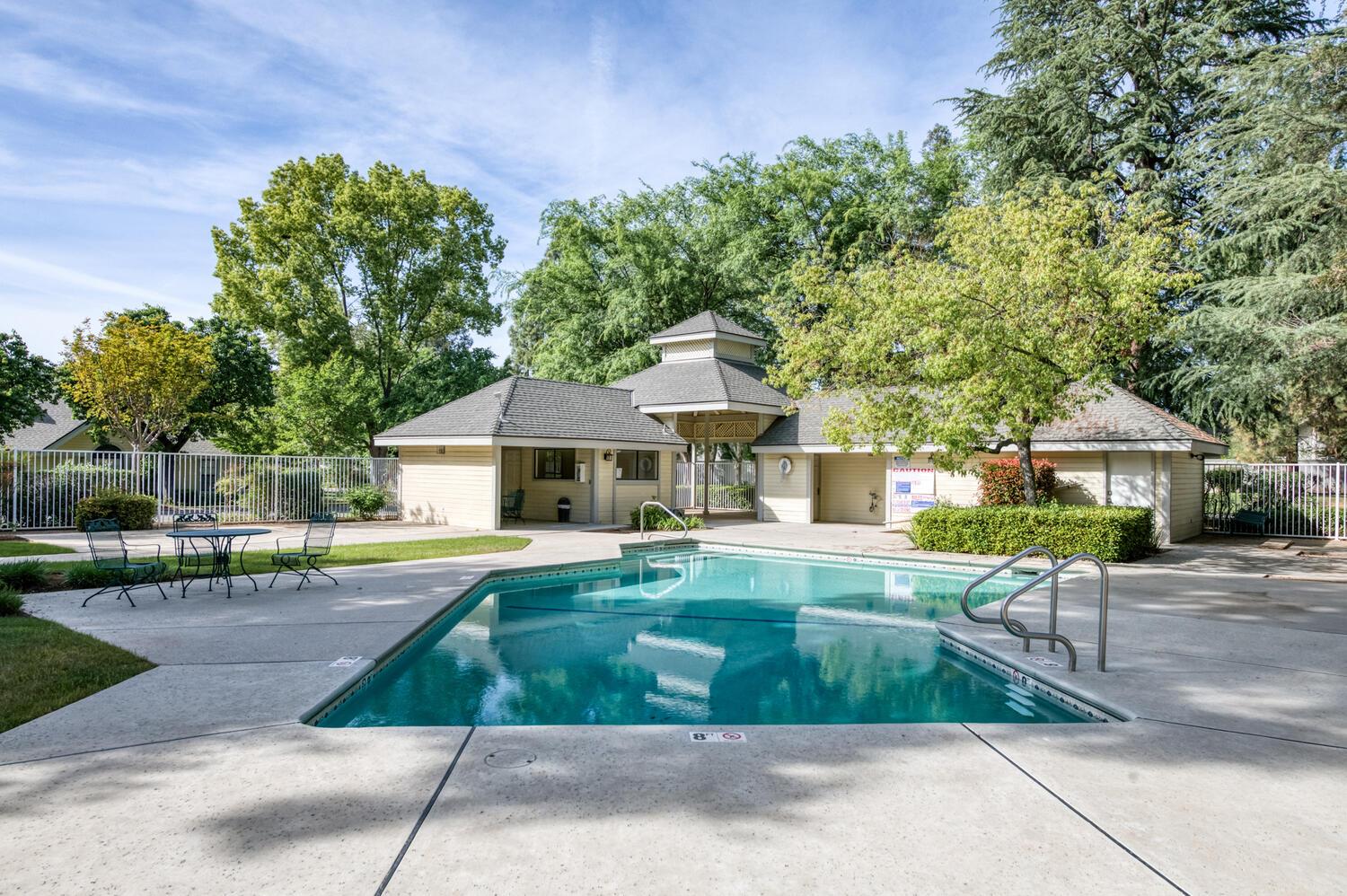 923 E Foxhill Dr, Fresno, CA 93720