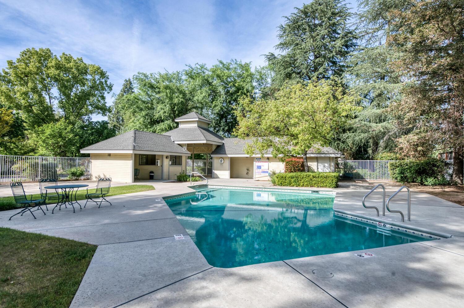 923 E Foxhill Dr, Fresno, CA 93720