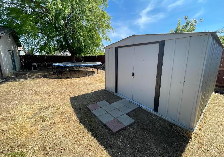 5718 E Burns Ave, Fresno, CA 93727