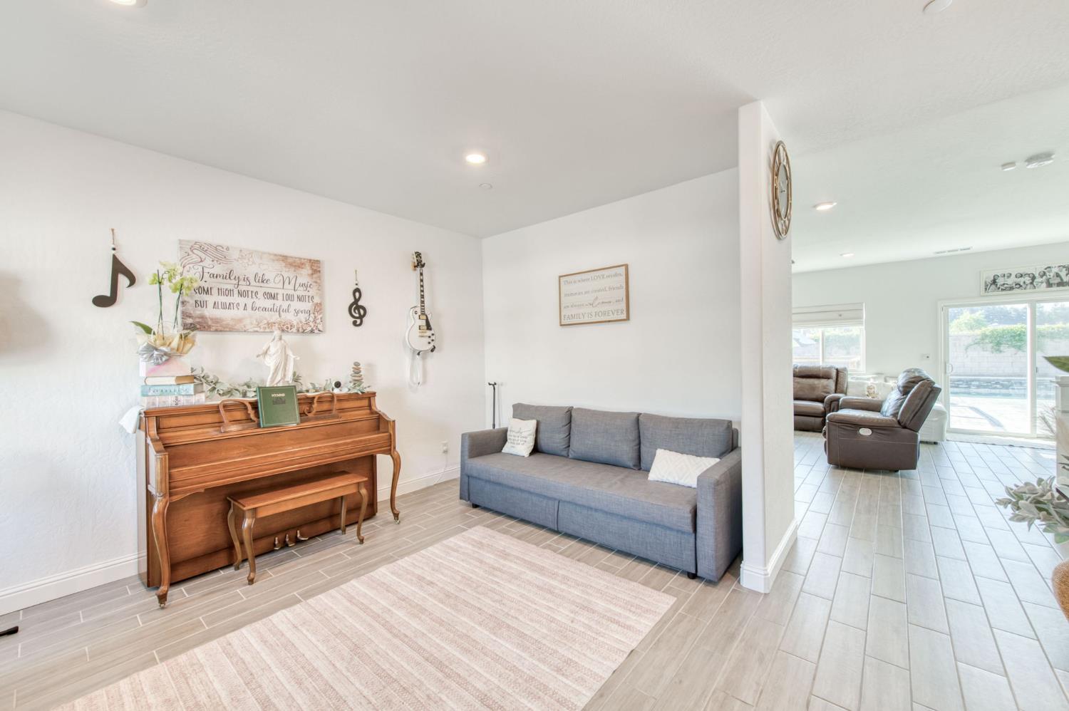 7063 W Twain Ave, Fresno, CA 93723