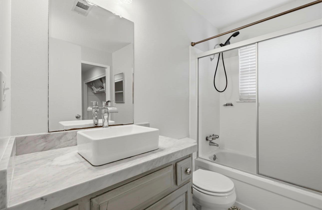 337 E Deodar Ln, Lemoore, CA 93245