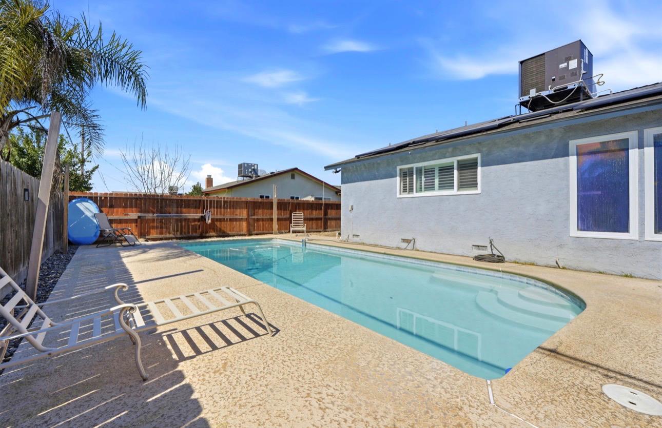 337 E Deodar Ln, Lemoore, CA 93245