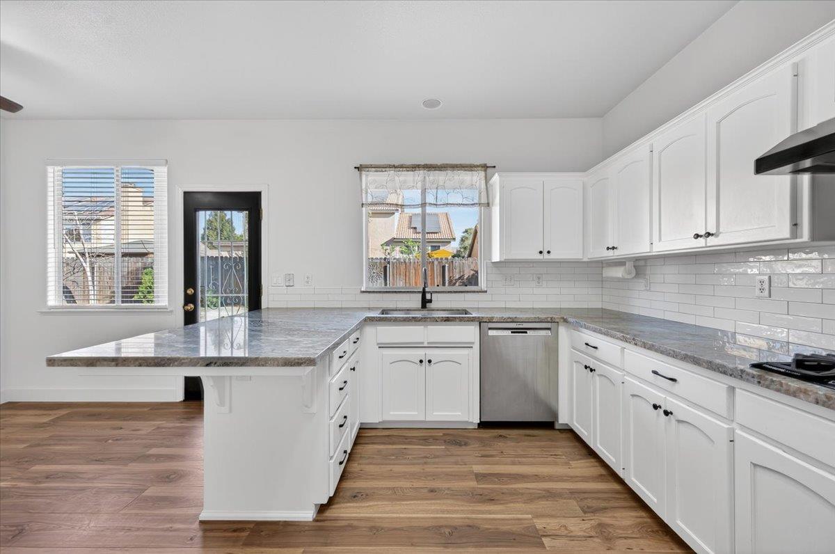 1942 E Desert Island Dr, Fresno, CA 93730