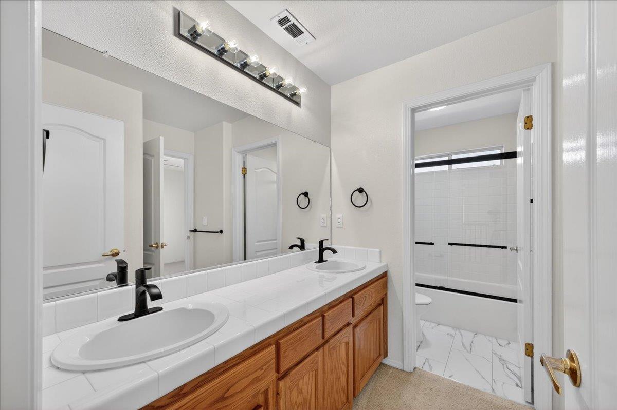 1942 E Desert Island Dr, Fresno, CA 93730