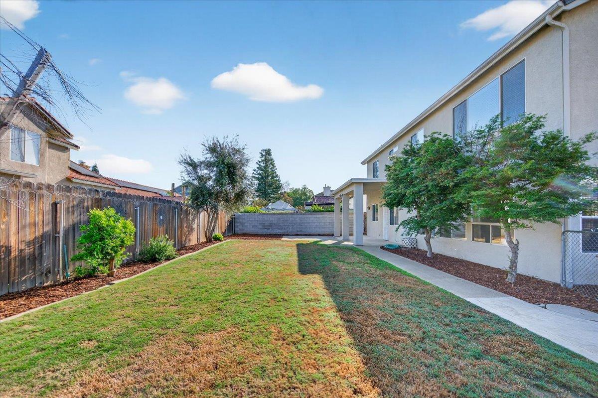 1942 E Desert Island Dr, Fresno, CA 93730