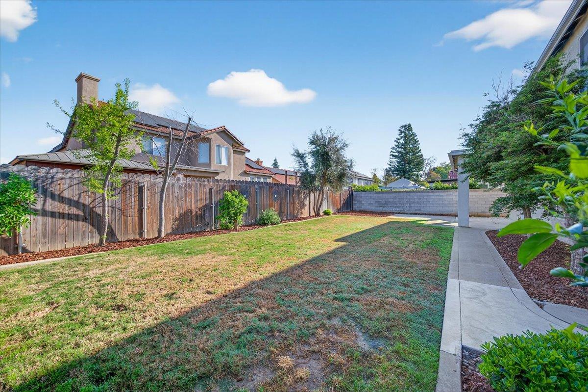 1942 E Desert Island Dr, Fresno, CA 93730