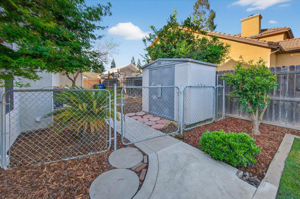 1942 E Desert Island Dr, Fresno, CA 93730