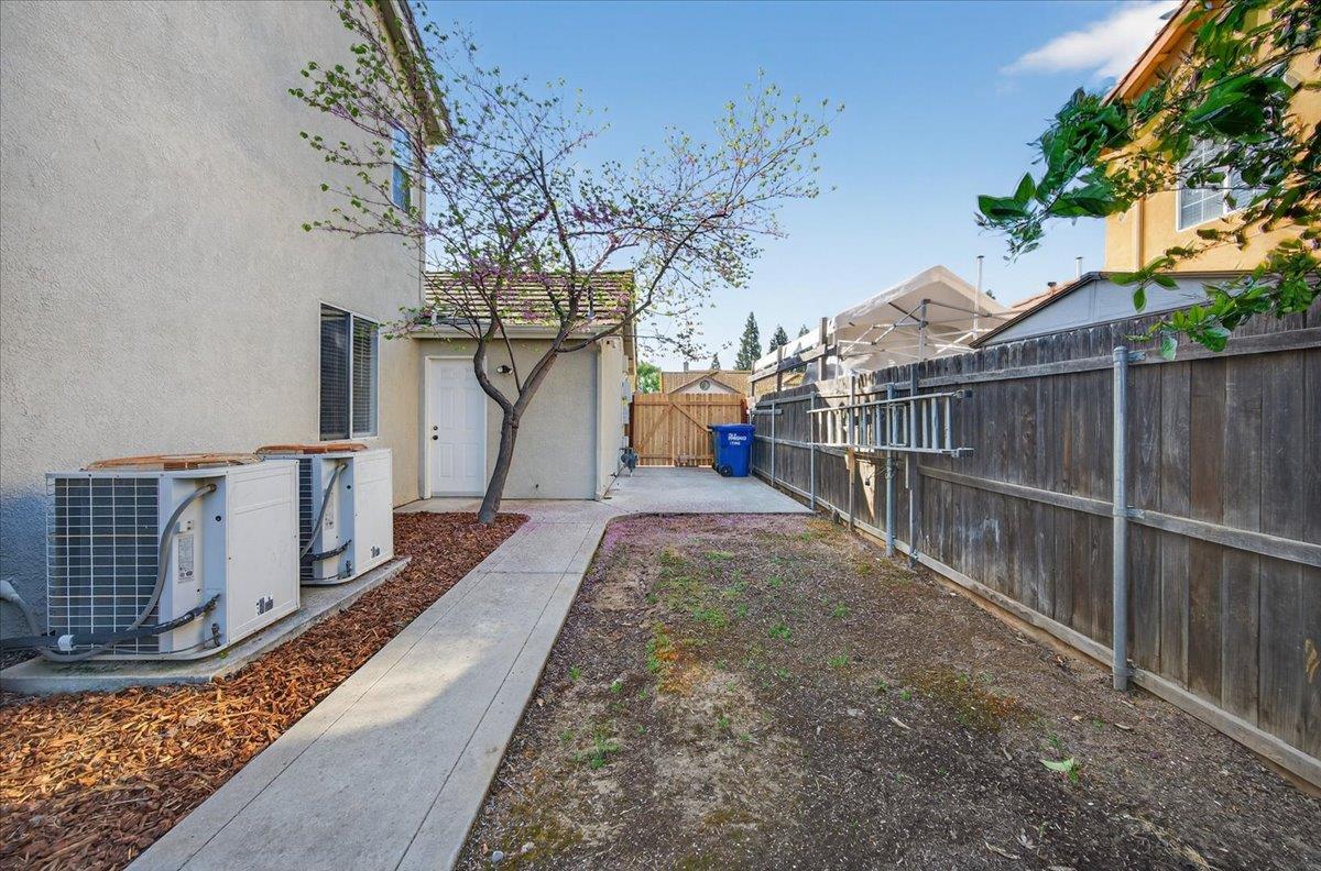 1942 E Desert Island Dr, Fresno, CA 93730