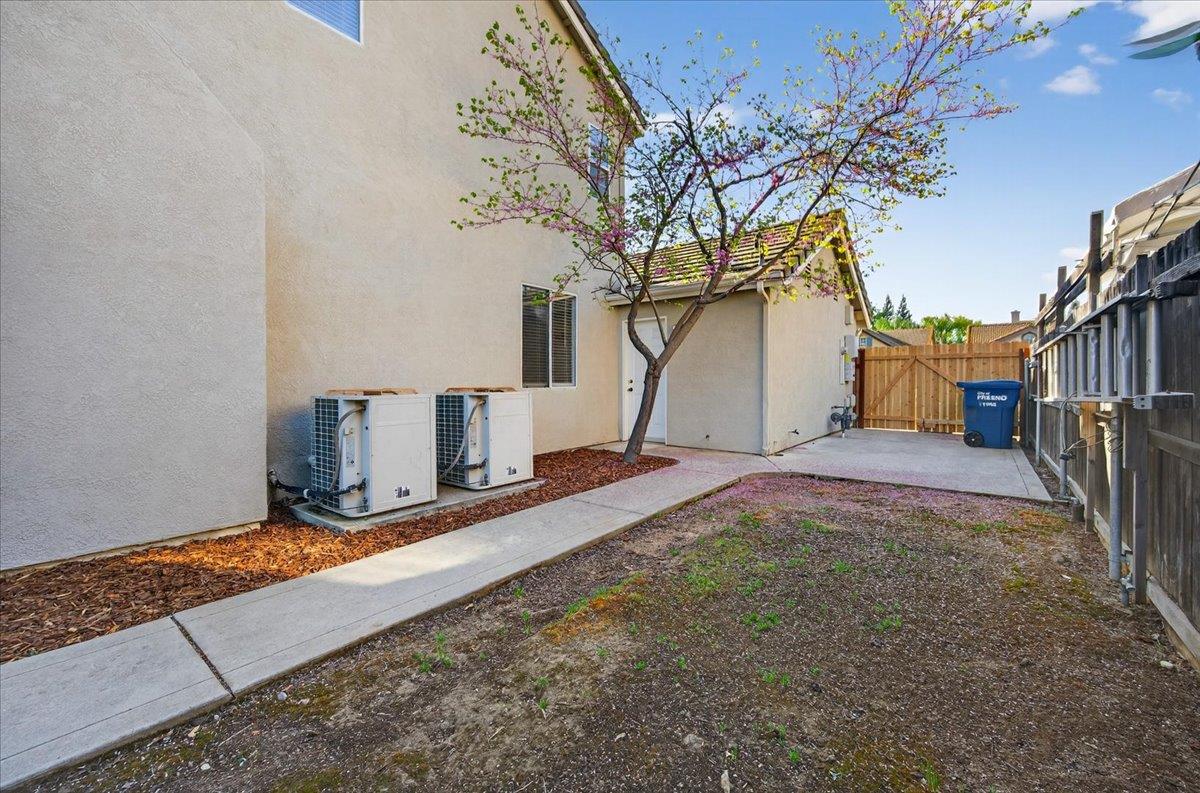 1942 E Desert Island Dr, Fresno, CA 93730