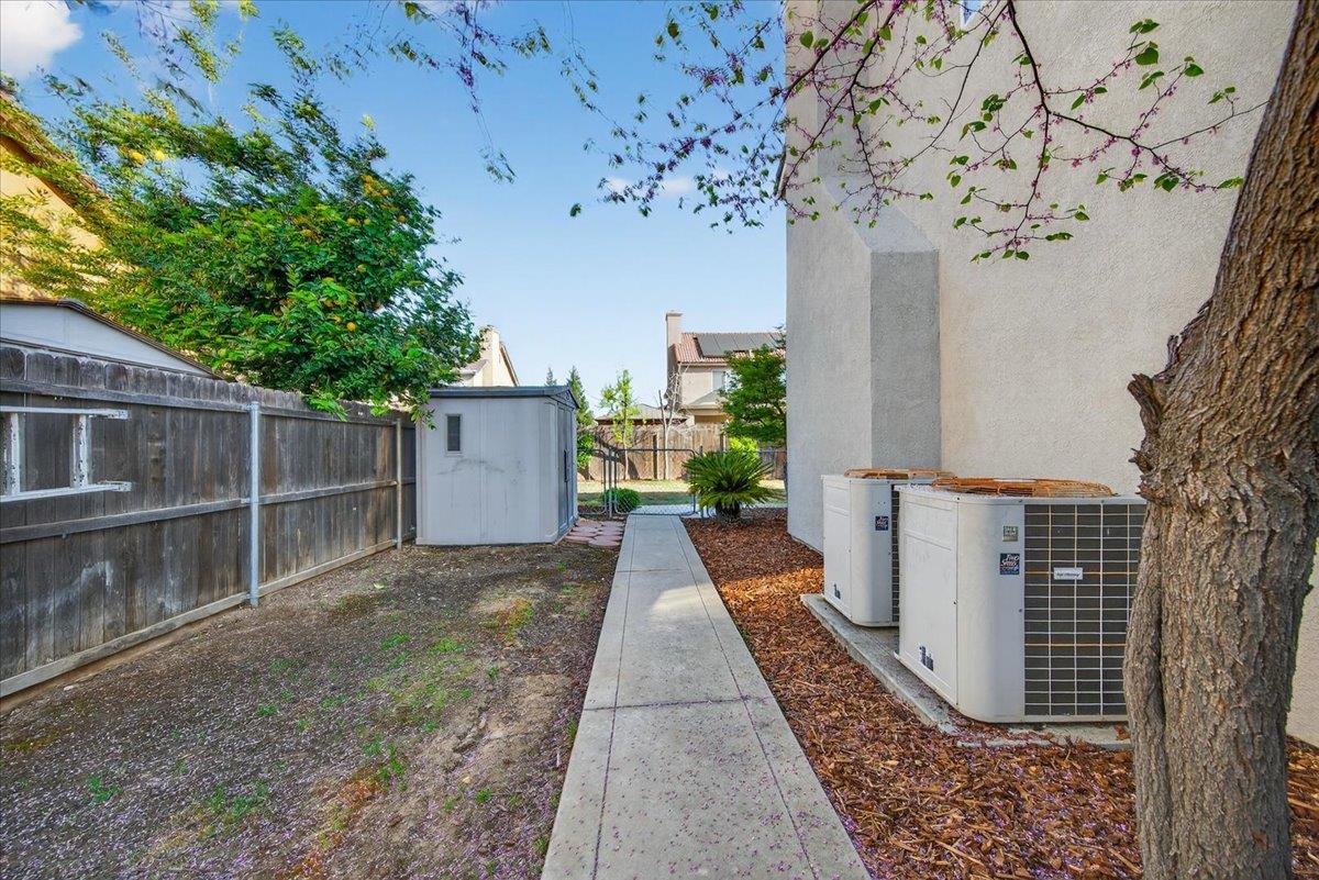 1942 E Desert Island Dr, Fresno, CA 93730