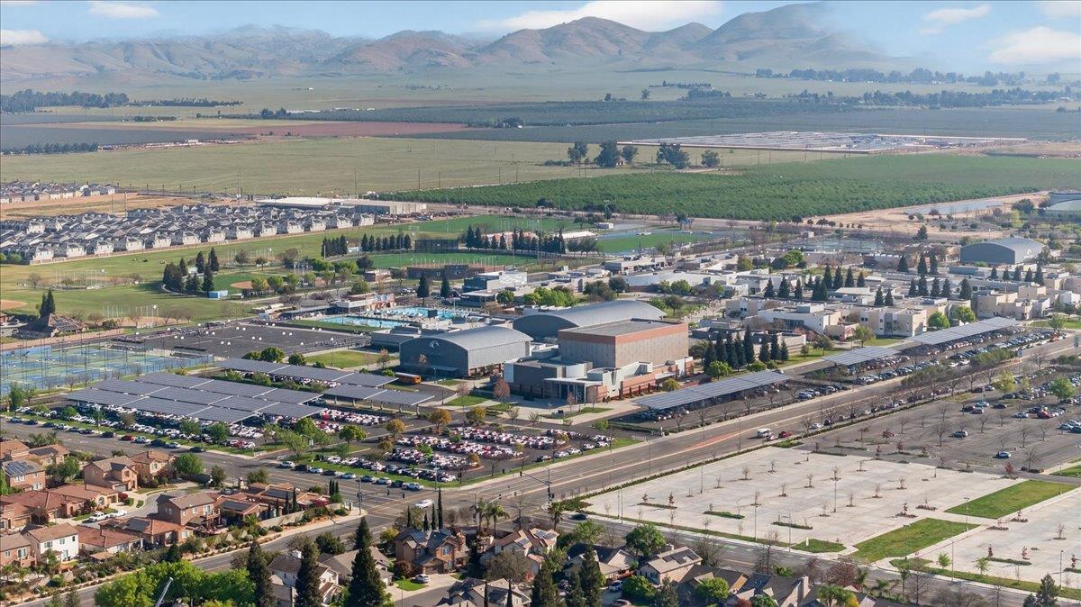 1942 E Desert Island Dr, Fresno, CA 93730