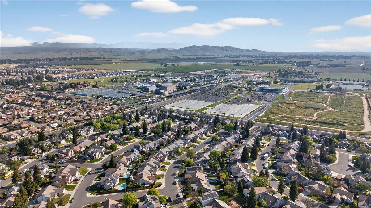 1942 E Desert Island Dr, Fresno, CA 93730