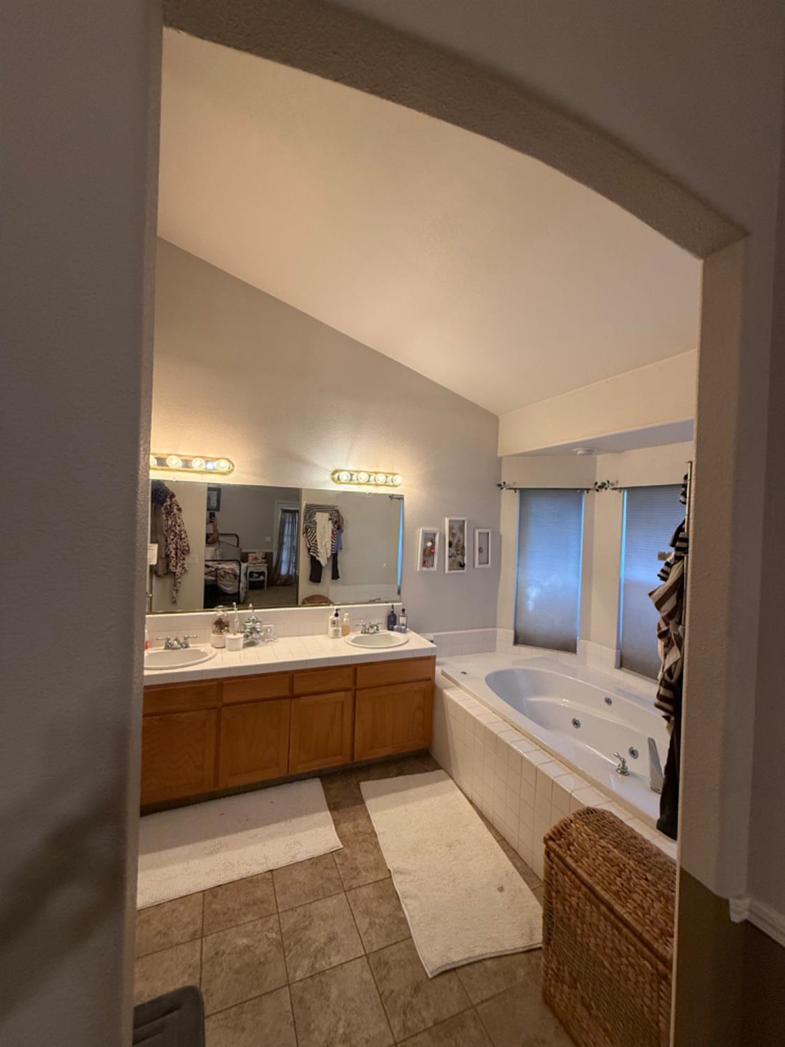 2545 E Goshen Ave, Fresno, CA 93720