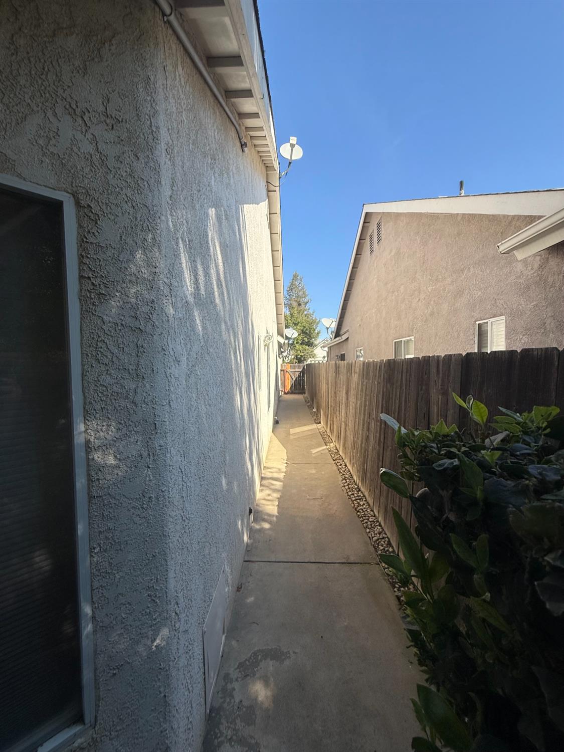 2545 E Goshen Ave, Fresno, CA 93720